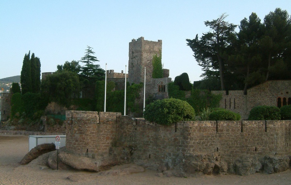 Замок на курорте Манделье ля Напуль, Франция