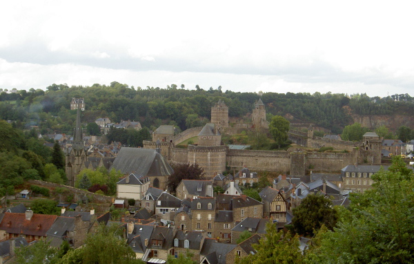 Крепость на холме в Бретань, Франция