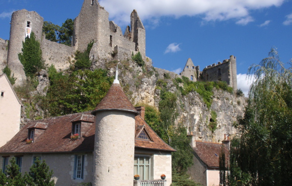 Руины замка в городе Виши, Франция