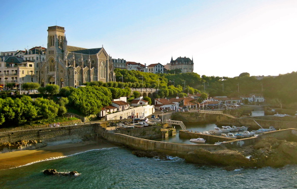 Собор у берега на курорте Биарриц, Франция