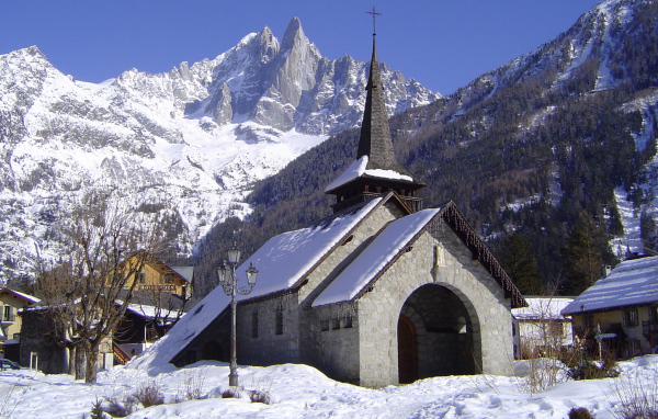 Церковь на курорте Шамони, Франция
