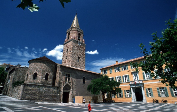 Церковь на курорте Порт Де Фрежюс, Франция