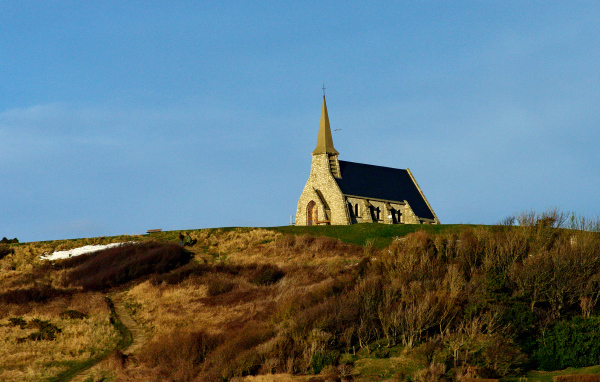 Церковь среди лугов в Нормандии, Франция