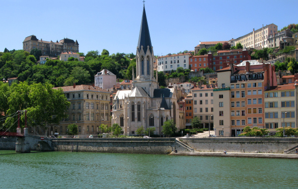 Церковь на набережной в городе Лион, Франция