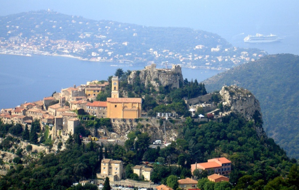 Город на фоне залива на курорте Эз, Франция