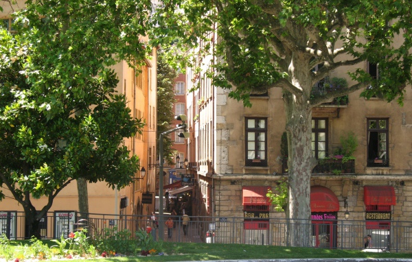 Городская улица в городе Лион, Франция