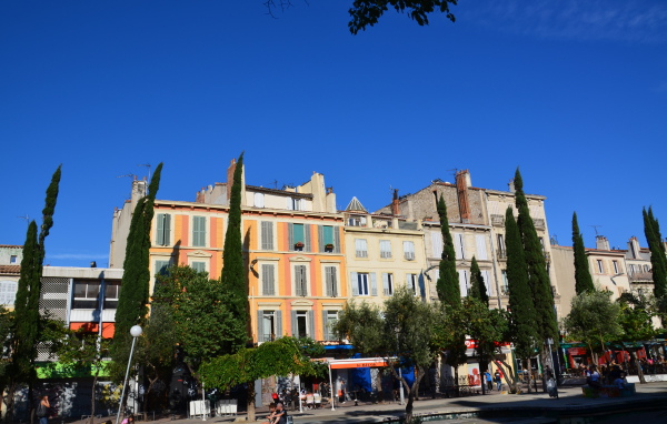 Городская улица в городе Марсель, Франция