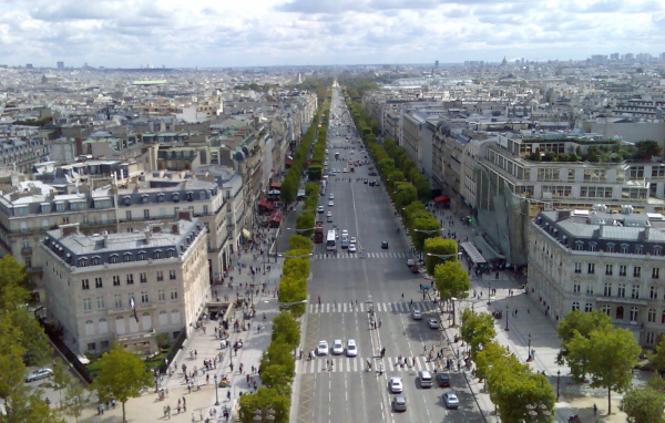 Городская улица в Париже, Франция