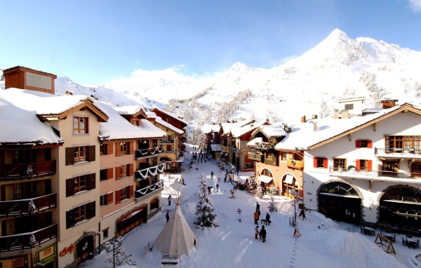 Городская улица на горнолыжном курорте Лез Арк, Франция