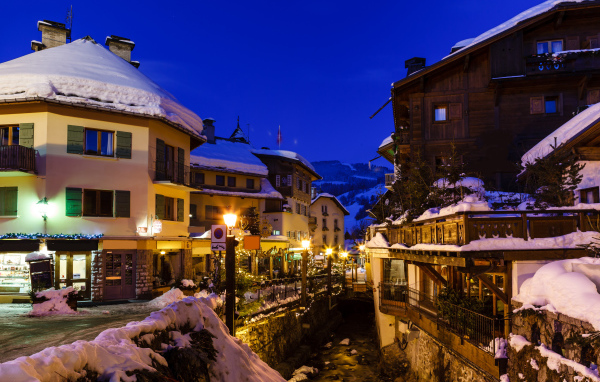 Городская улица на горнолыжном курорте Межев, Франция