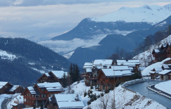 Городская улица на горнолыжном курорте Мерибель, Франция