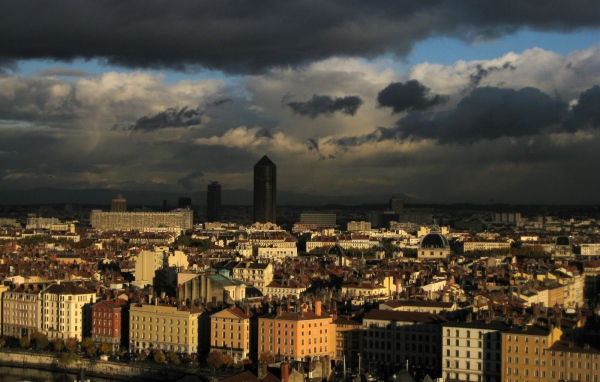 Облака над городом Лион, Франция
