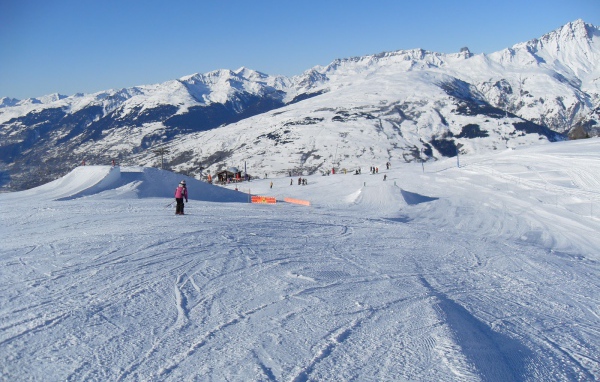 Спуск на лыжах на горнолыжном курорте Лез Арк, Франция