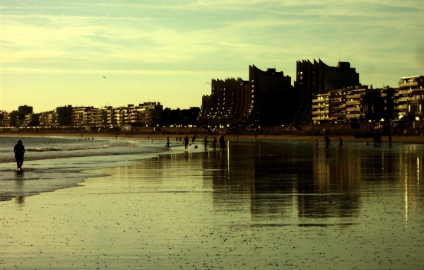 Вечер на пляже на курорте Ла Боль, Франция