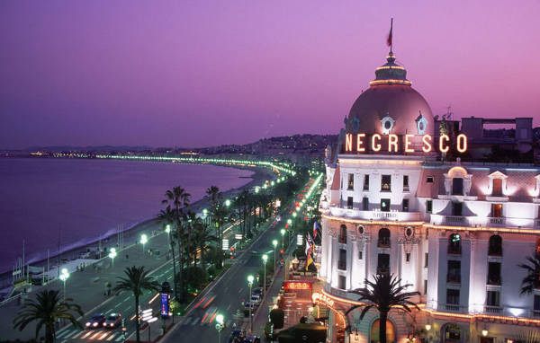 Вечер на набережной в городе Ницца, Франция