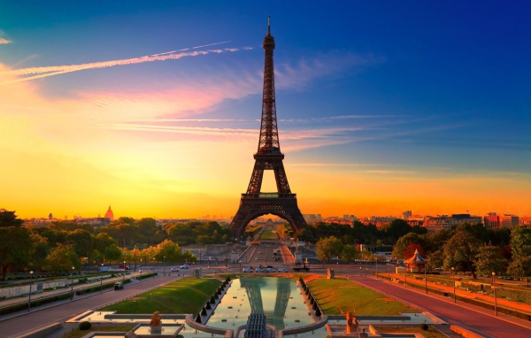 Огненный закат в Париже, Франция