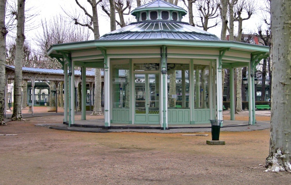 Беседка в парке в городе Виши, Франция