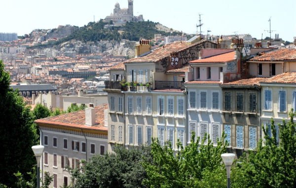 Дома на фоне холма в городе Марсель, Франция