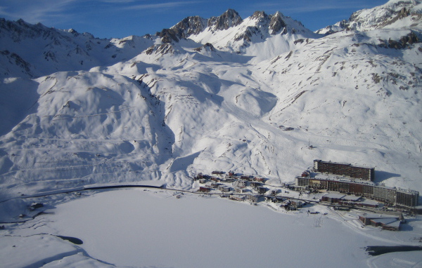 Дома у подножия горы на горнолыжном курорте Тинь, Франция