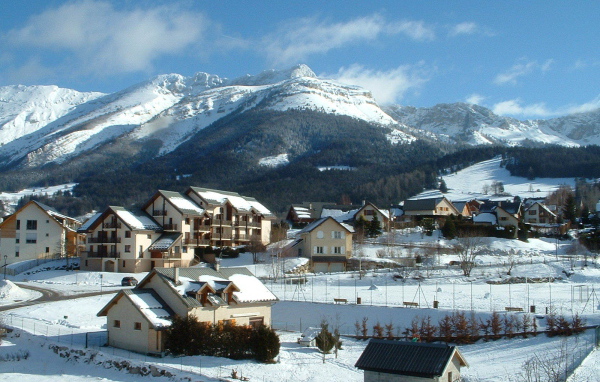 Дома на фоне гор на курорте Виллар-де-Ланс, Франция
