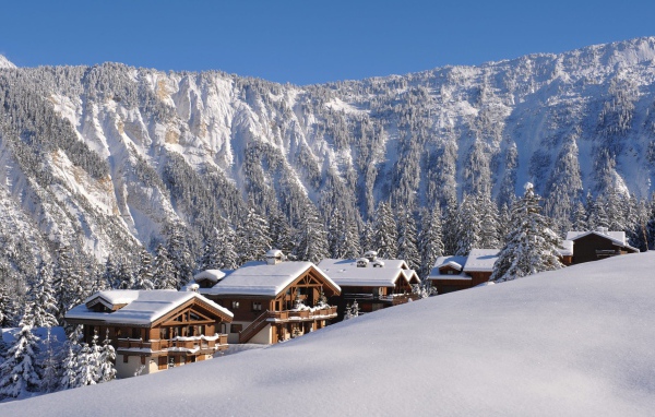 Дома на фоне гор на горнолыжном курорте Куршевель, Франция