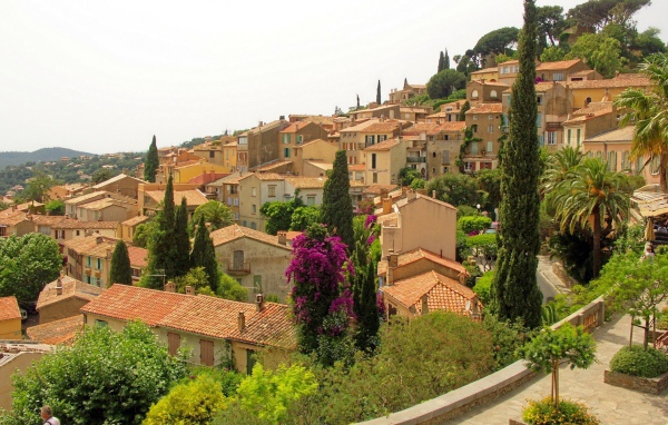 Дома на склоне холма в Провансе, Франция