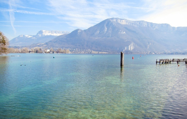 Озеро в городе Аннеси, Франция