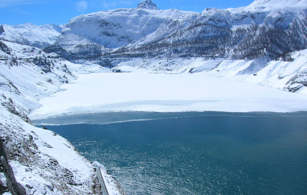 Озеро на горнолыжном курорте Тинь, Франция