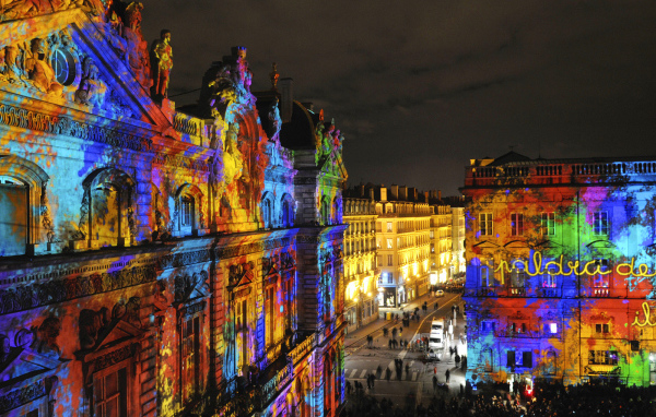 Подсветка зданий в городе Лион, Франция