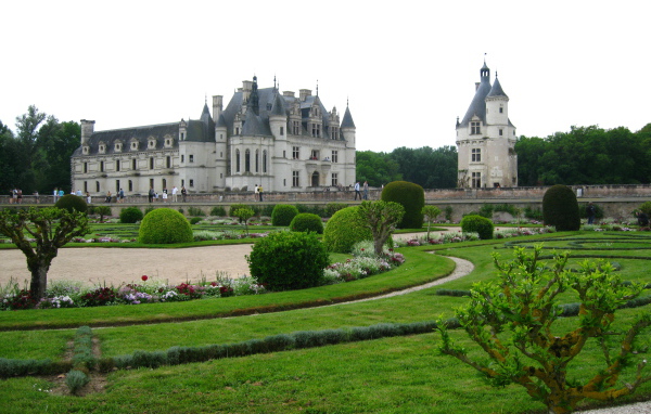 Роскошный парк перед замком в Луаре, Франция