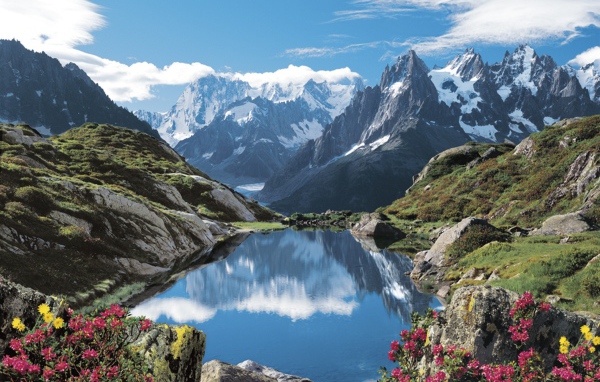 Горное озеро на курорте Шамони, Франция