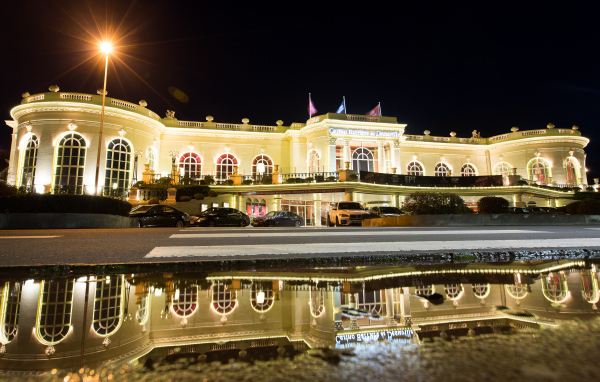 Ночное сияние на курорте Довиль, Франция