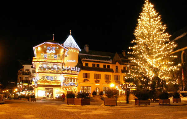 Ночное сияние на горнолыжном курорте Межев, Франция