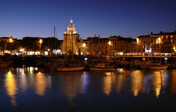 Ночные огни в городе Марсель, Франция