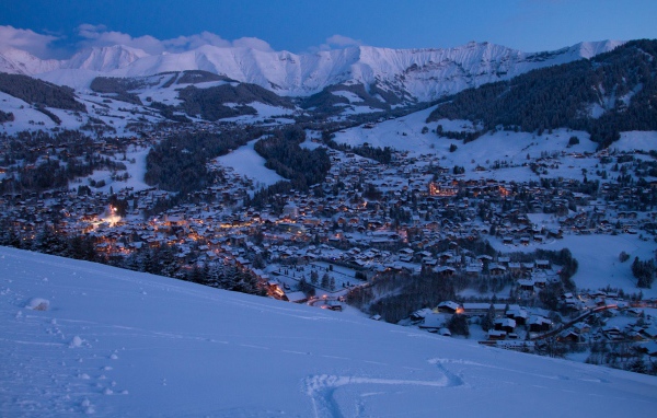 Ночные огни на горнолыжном курорте Межев, Франция