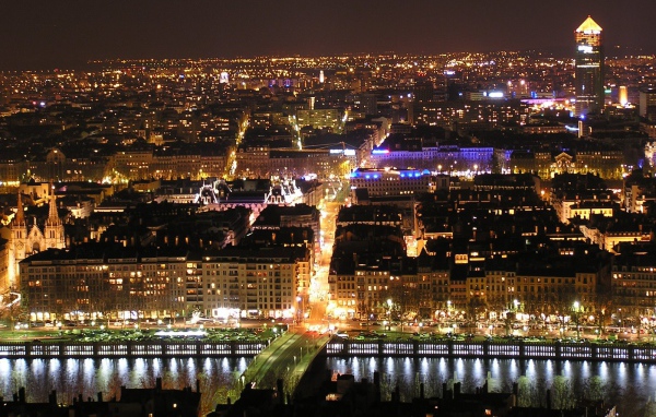 Ночная панорама в городе Лион, Франция