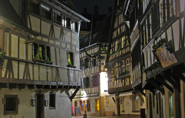 Ночная улица в городе Страсбург, Франция