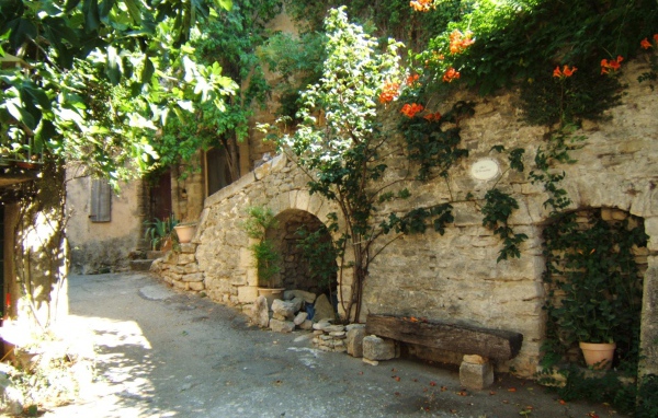Старинная улочка в Провансе, Франция