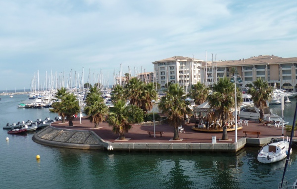 Пальмы на набережной на курорте Порт Де Фрежюс, Франция