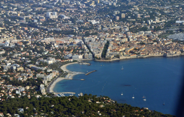 Панорама города на курорте Антибы, Франция