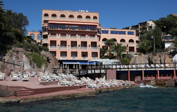 Розовый отель на курорте Мирамар Круести, Франция