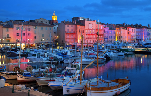 Розовый закат на курорте Сен-Тропе, Франция