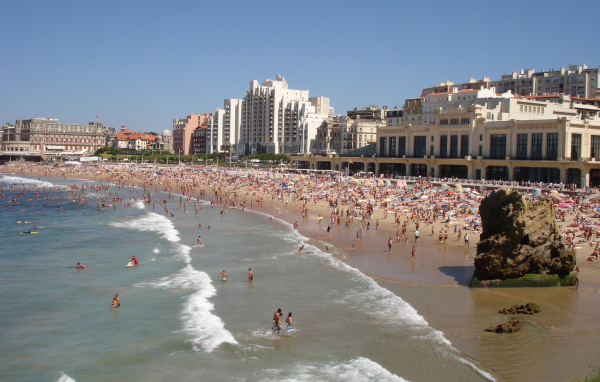 Отдых на пляже на курорте Биарриц, Франция