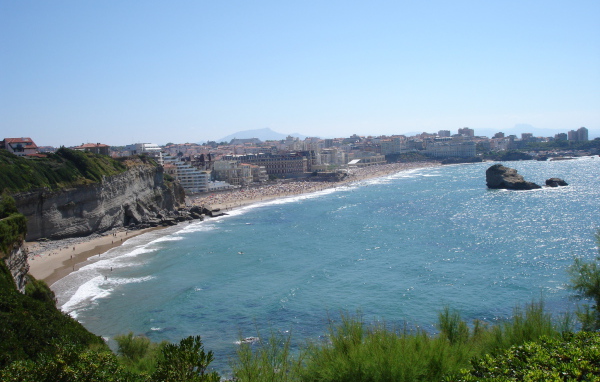 Скалы у берега на курорте Биарриц, Франция