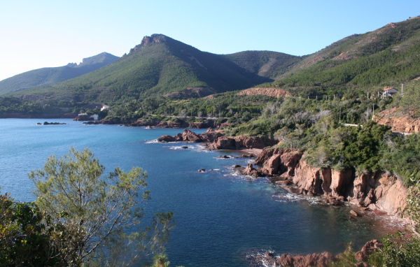 Скалистое побережье на курорте Манделье ля Напуль, Франция