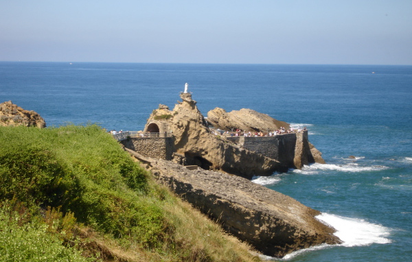 Каменистый берег на курорте Биарриц, Франция