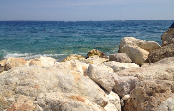 Каменистый берег в городе Ницца, Франция