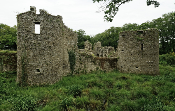 Руины замка в Бретань, Франция