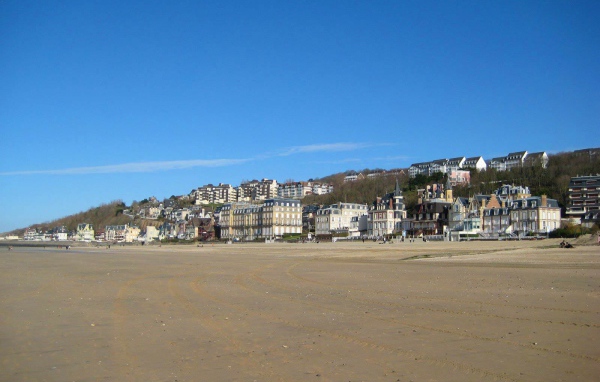 Песчаный пляж на курорте Довиль, Франция