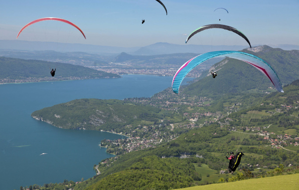 Парашютисты в городе Аннеси, Франция